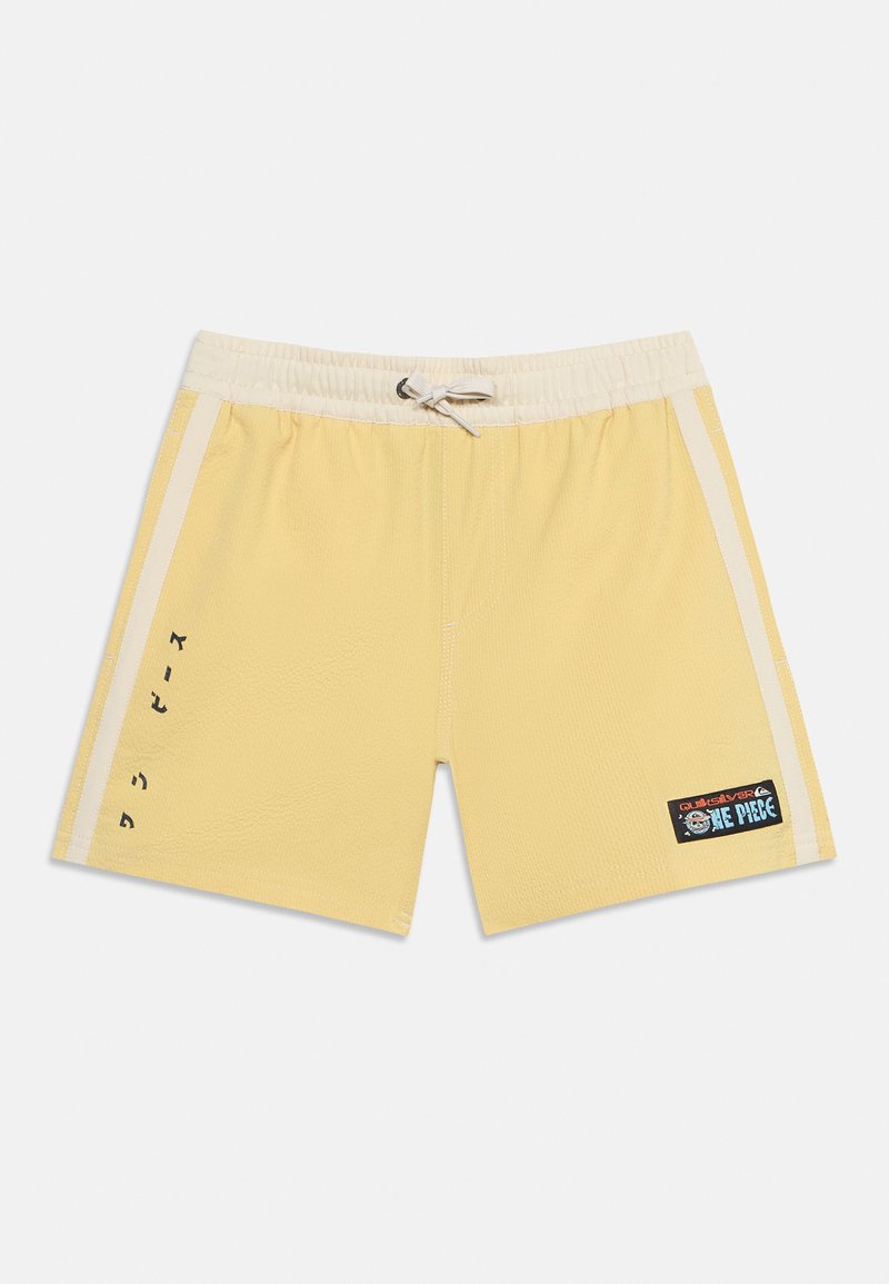 Κίτρινα μαγιό σορτς με μπεζ πλαϊνές ρίγες, ελαστική μέση με κορδόνι και μπαλώματα με το λογότυπο της σειράς One Piece στο πόδι.