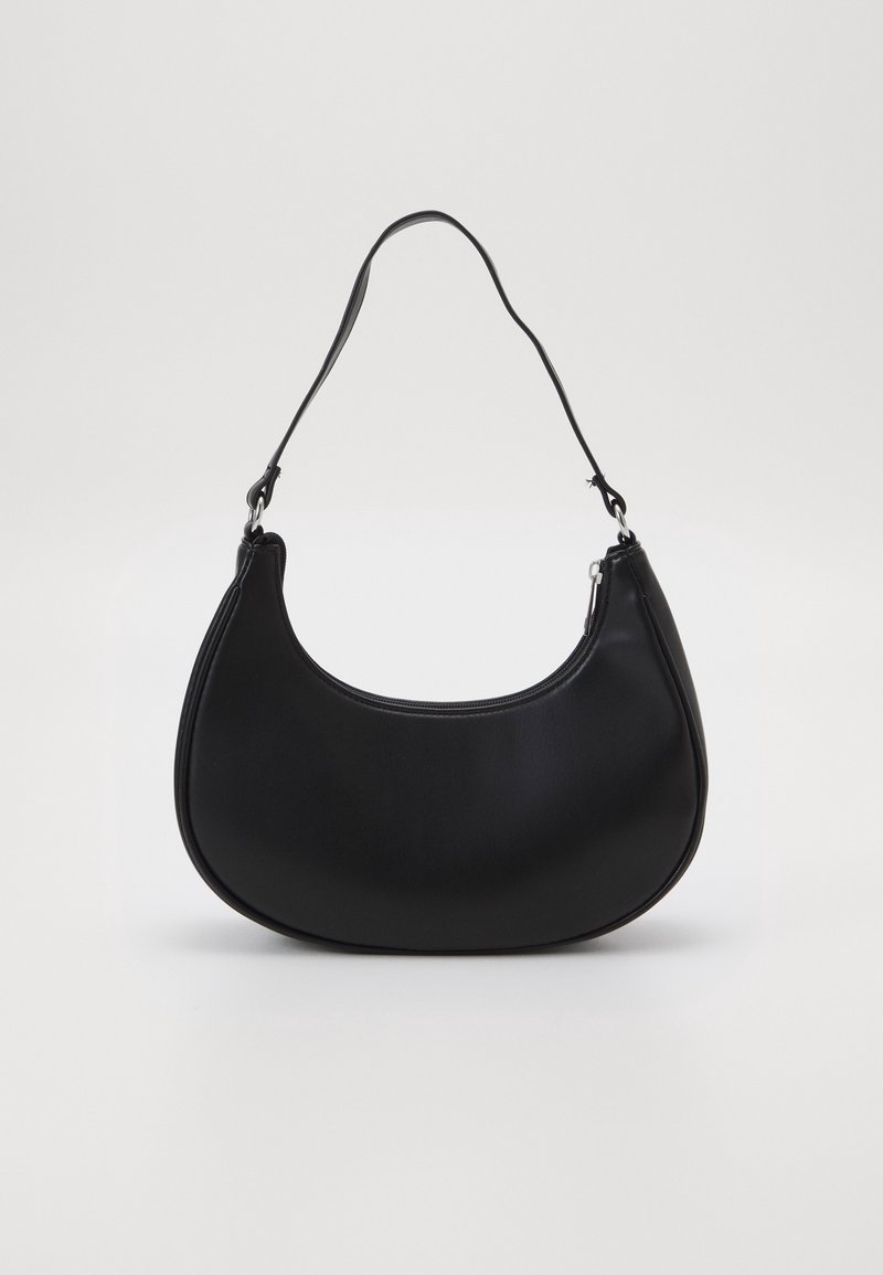 Sac à main en cuir noir en forme de croissant avec une bandoulière ajustable et une fermeture éclair sur fond blanc uni.