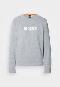 Sweat-shirt gris clair à manches longues avec col rond et logo BOSS blanc centré sur la poitrine sur un fond uni.