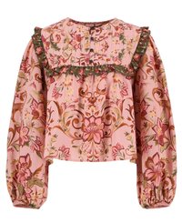 Bluză florală roz cu mâneci lungi, guler volanat, închidere cu nasturi și modele intricate de flori și frunze pe întreaga suprafață.