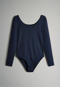 Mornarsko dolgi rokav bodysuit iz rebraste tkanine, s širokim izrezom na vratu in zatičem na dnu za praktično nošenje.