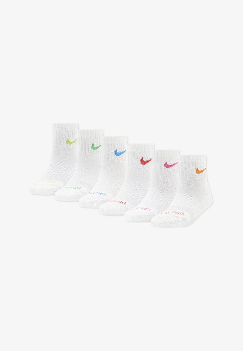 Six paires de chaussettes blanches à la cheville alignées, chacune arborant un swoosh Nike de couleur différente et le texte « DRI-FIT » assorti sur les orteils.
