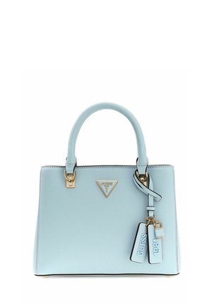 Sac à main Guess bleu clair avec poignées structurées, ferrures dorées et deux étiquettes pendantes portant les inscriptions "GUESS" et "1981".