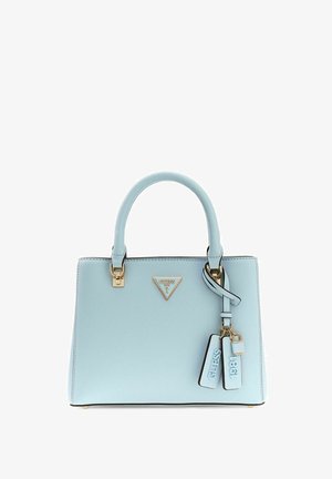 Sac à main Guess bleu clair avec poignées structurées, ferrures dorées et deux étiquettes pendantes portant les inscriptions "GUESS" et "1981".