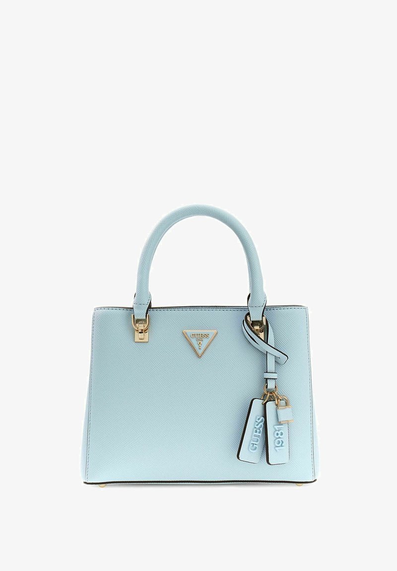 Sac à main Guess bleu clair avec poignées structurées, ferrures dorées et deux étiquettes pendantes portant les inscriptions "GUESS" et "1981".