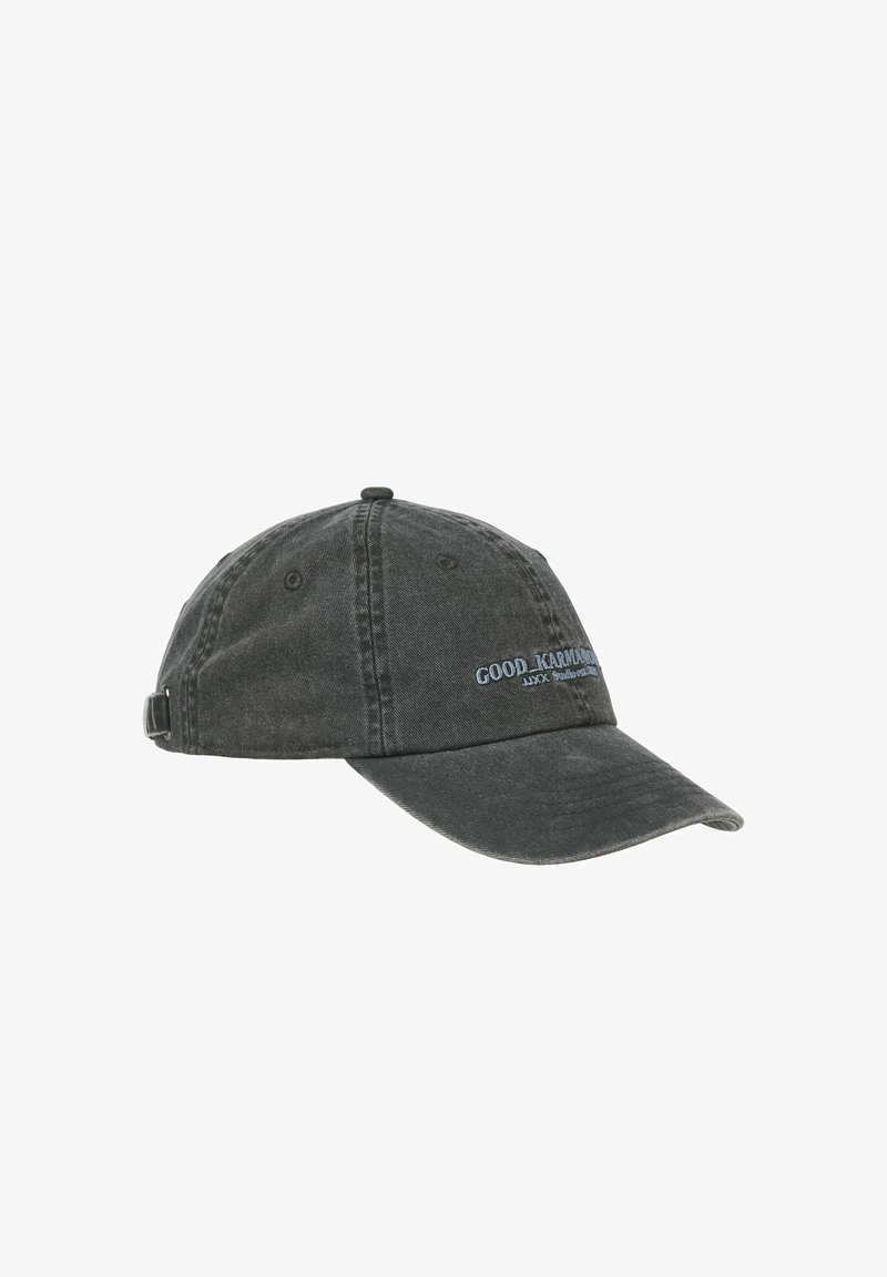 Casquette de baseball en coton noir délavé avec une visière courbée et le texte brodé "GOOD KARMA" en bleu sur le côté droit devant.
