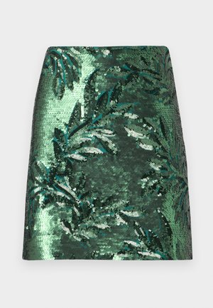 Mini-jupe verte en sequins avec un motif de feuilles, présentant différentes nuances de vert et des accents métalliques. Texture lisse, coupe ajustée.