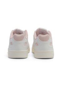 Witte sneakers met een soepel leren bovenwerk, roze mesh accenten op de hiel en crèmekleurige rubbersole. Voorzien van gewatteerde kragen en minimale branding.