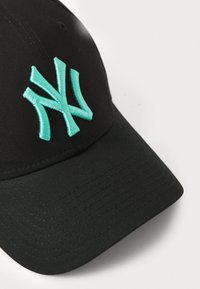 Črna bejzbol kapa z vezenim turkiznim logotipom "NY", izdelana iz gladkega blaga s krivim robom.