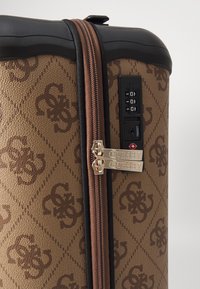 Guess BERTA 8 WHEELER - Trillekoffert - latte/brown