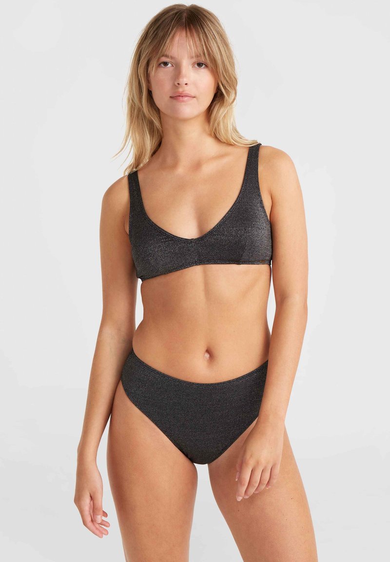 Čierny bikiny set s textúrovaným, lesklým dizajnom. Vrchná časť má široké ramienka a hlboký výstrih do V, zatiaľ čo nohavičky so zvýšeným pásom poskytujú úplné pokrytie.