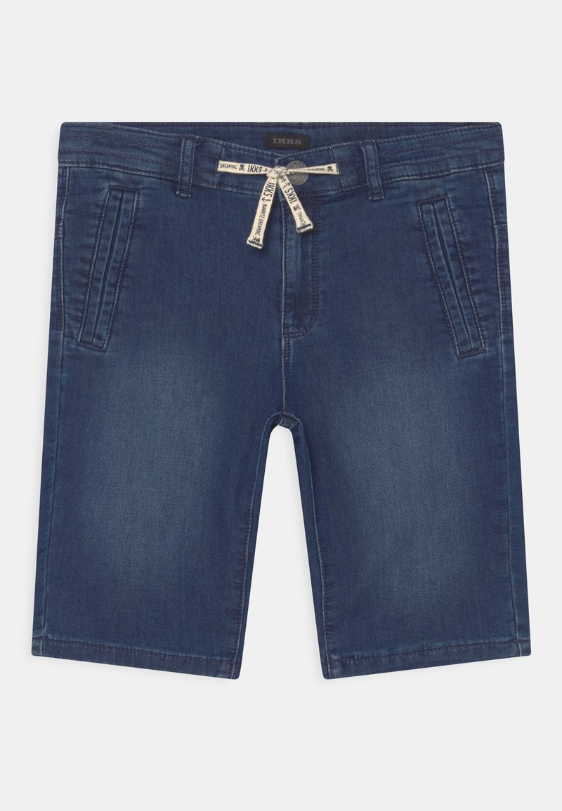Short en denim bleu foncé avec poches avant et ceinture blanche à cordon sur fond uni.