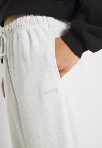 Levi's® PANTS - Trainingsbroek - orbit heather gray