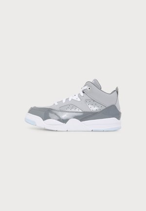 Basket montante en nuances de gris avec des lacets blancs, des panneaux latéraux perforés et une semelle blanche avec des accents gris clair.