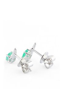 Sudraba auskari ar maziem taisnstūra formas zaļiem dārgakmeņiem, kas ir fiksēti ar astēm. Spodrinātas virsmas, minimālisma dizains.
