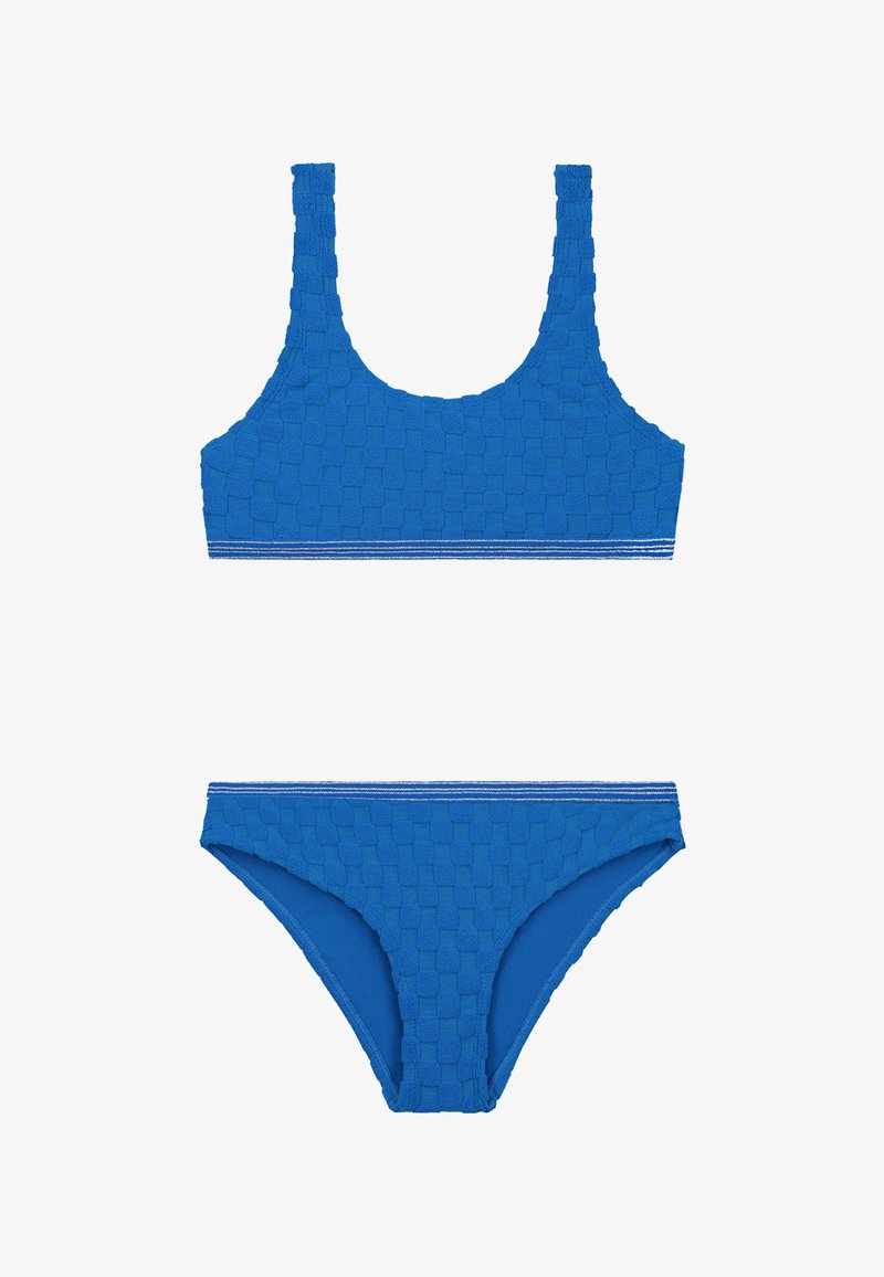 Ensemble de bikini bleu texturé comprenant un haut à col carré et un bas taille basse, orné de rayures blanches le long des bords.