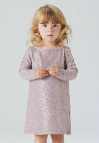 Abito a maniche lunghe di colore rosa chiaro con una texture di paillettes, caratterizzato da un colletto rotondo e una forma dritta, che termina sopra il ginocchio.