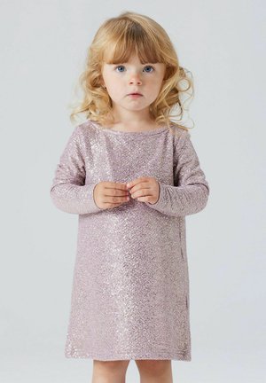 Abito a maniche lunghe di colore rosa chiaro con una texture di paillettes, caratterizzato da un colletto rotondo e una forma dritta, che termina sopra il ginocchio.