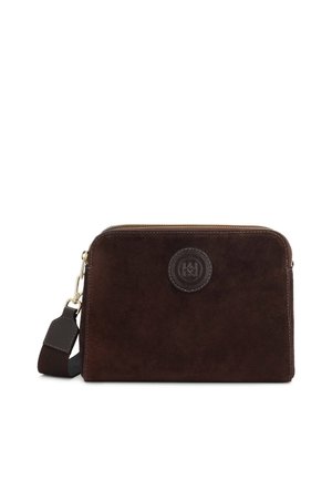 Dunkelbraune Wildleder-Clutch in rechteckiger Form mit oberem Reißverschluss und abnehmbarem Handgelenksriemen, mit rundem, aufgenähtem Logo-Patch in der Mitte.