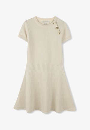 Robe tricot beige à manches courtes avec jupe côtelée, trois boutons dorés près du col et encolure ronde.