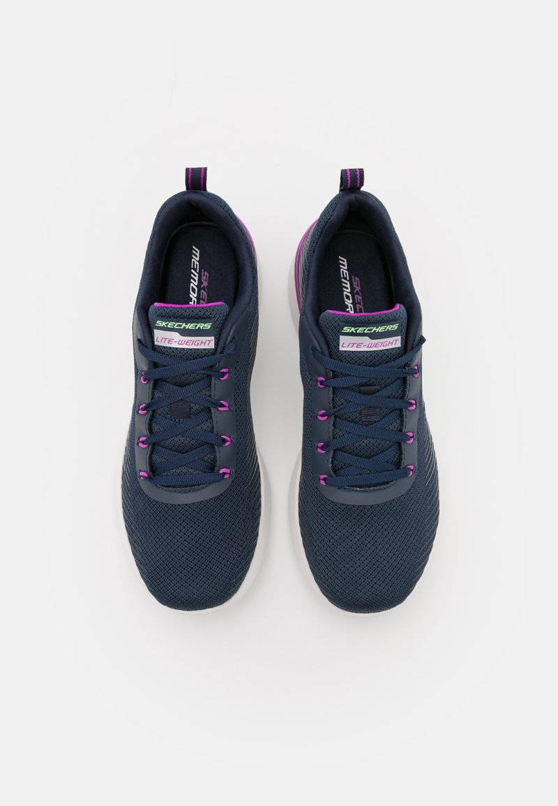 Zapatillas Skechers de color azul marino con parte superior de malla, acentos morados, diseño ligero, puntera redondeada y cierre de cordones a juego.