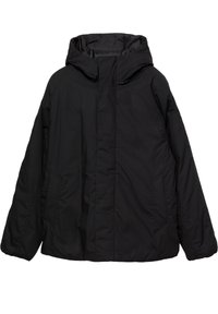Giacca nera con cappuccio, chiusura a zip frontale, maniche larghe e due tasche laterali. Realizzata in un materiale liscio e resistente all'acqua con una finitura opaca.