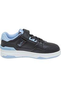 Fekete bőr sneaker kék akcentusokkal, tépőzáras pánttal, fűzőzárral és fehér középtalppal, amely textúrázott részletekkel rendelkezik.
