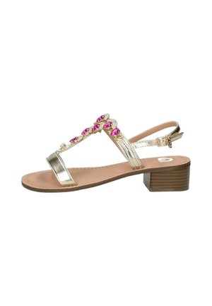 Sandali dorati con design a slingback e un piccolo tacco a blocco. Presentano dettagli in gemme rosa sulla fascia e una texture in pelle liscia.