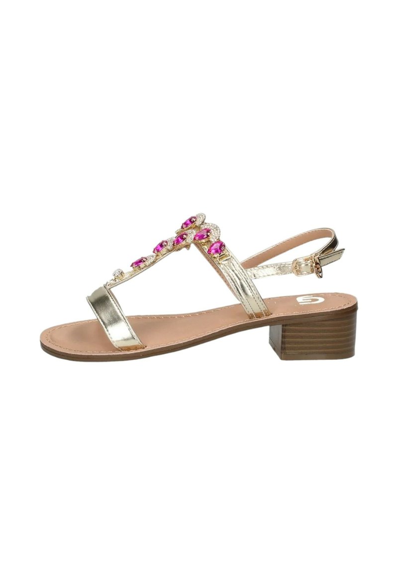 Sandali dorati con design a slingback e un piccolo tacco a blocco. Presentano dettagli in gemme rosa sulla fascia e una texture in pelle liscia.