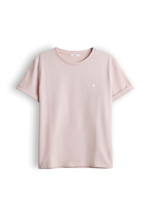 T-shirt rose clair à manches courtes avec encolure ronde et petit cœur brodé sur le côté gauche de la poitrine, présenté sur un fond blanc.