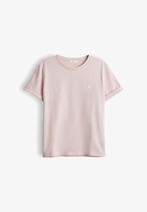 T-shirt rose clair à manches courtes avec encolure ronde et petit cœur brodé sur le côté gauche de la poitrine, présenté sur un fond blanc.