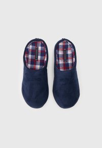 Sötétkék, slip-on papucsok puha velúrból, piros és fehér kockás szövet béléssel. Az upper részen hímzett logó található.