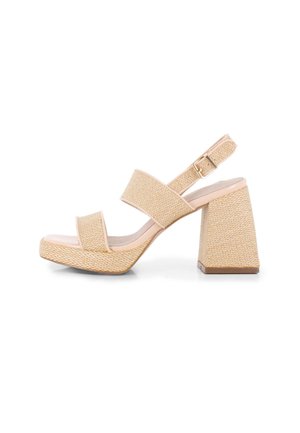 Sandalias de tacón cuadrado beige con bandas de textil trenzado, punta abierta y correa ajustable en el tobillo. Superficie texturizada, diseño de tacón geométrico resistente.
