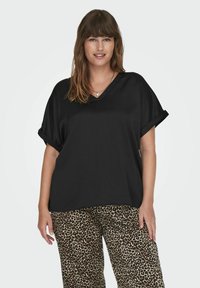 ONLY Carmakoma CARBRYNJA - Pamata T-krekls - black