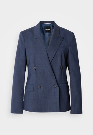 Blazer azul marinho de dupla face com lapelas de entalhe, quatro botões pretos, bolsos com aba e etiqueta BOSS no interior da gola.