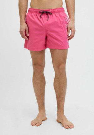 Bañador rosa hecho de tela ligera, con una cintura elástica y cordón ajustable, bolsillos laterales y un diseño gráfico simple.