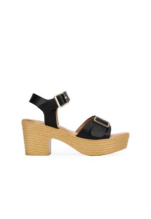 Sandali platform neri con una finitura in satin liscio, ampia fascia anteriore, cinturino alla caviglia con fibbia dorata e tacco avvolto in juta testurizzata.