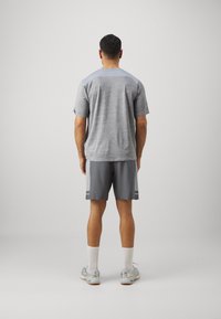 Under Armour UTILITY SHORTS - Športne kratke hlače - castlerock/steel/white