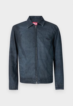 Giacca blu scuro in denim dal design strutturato, con cerniera frontale completa e collo con revers. Presenta un motivo a quadri discreto e un logo.