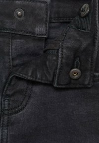 Černé džíny z denimu s jemnou texturou, kovovými detaily a plochým pasem s knoflíkovým zapínáním.