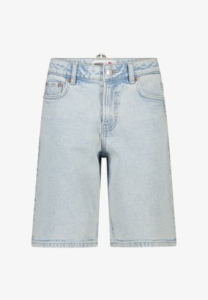 Pantalones cortos de mezclilla azul claro con cintura alta, botón y cremallera delanteros, cinco bolsillos y sutiles detalles descoloridos.