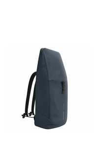 Zaino blu scuro con un design elegante e angolare, realizzato in materiale impermeabile. Dotato di spallacci neri regolabili e una chiusura anteriore.