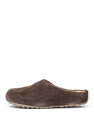 Pantofola slip-on in morbido suede marrone con suola in gomma color tan e rivestimento in pelliccia, progettata per il comfort indoor e l'uso facile.