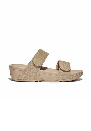 Chanclas beige con dos correas ajustables de Velcro con textura brillante, con plantilla moldeada y suela de cuña baja.