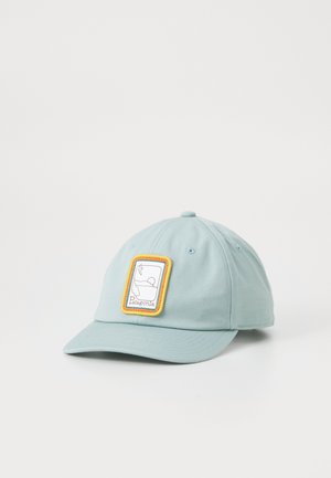 Casquette de baseball bleue claire en tissu, dotée d'un patch rectangulaire blanc avec une bordure jaune et une illustration. Visière incurvée, sangle ajustable.