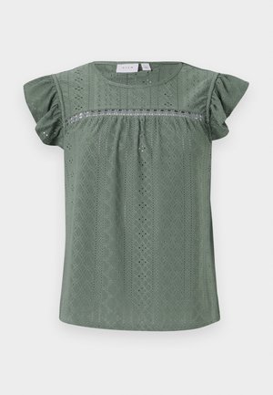 Blusa verde a maniche corte realizzata in un leggero tessuto testurizzato, con un design a fantasia arricchito da dettagli in occhiello e maniche voluminose.