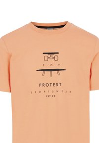 Perzikkleurig katoen T-shirt met een zwart grafisch ontwerp van een skateboard en surfplank, met daaronder de tekst "PROTEST SPORTSWEAR EST.93".