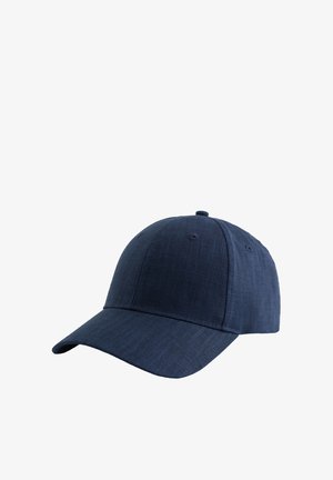 Gorra de béisbol de tela azul marino con costuras visibles y ojales de ventilación, mostrada sobre un fondo blanco.