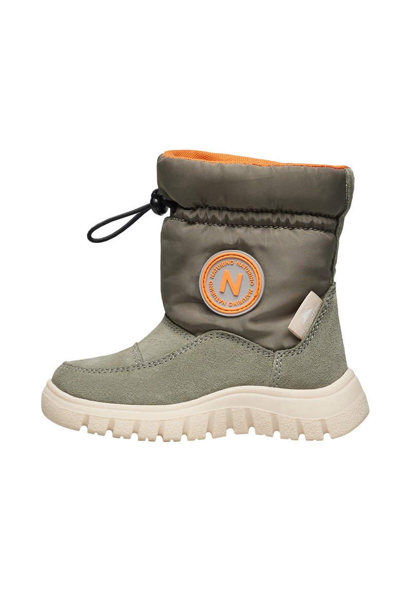 Zelená kotníková bota s hladkým textilním svrškem, oranžovým podšívkou, elastickým šnorchlem a kulatou nášivkou s logem; strukturovaná gumová podrážka s drážkami.