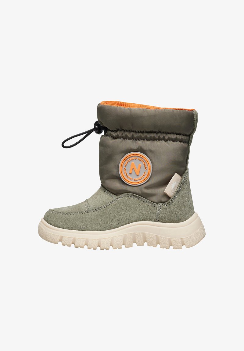 Groene enkelboot met een gladde stoffen bovenkant, oranje voering, elastische trekkoord en een ronde logo patch; gestructureerde rubberen zool met ribbels.